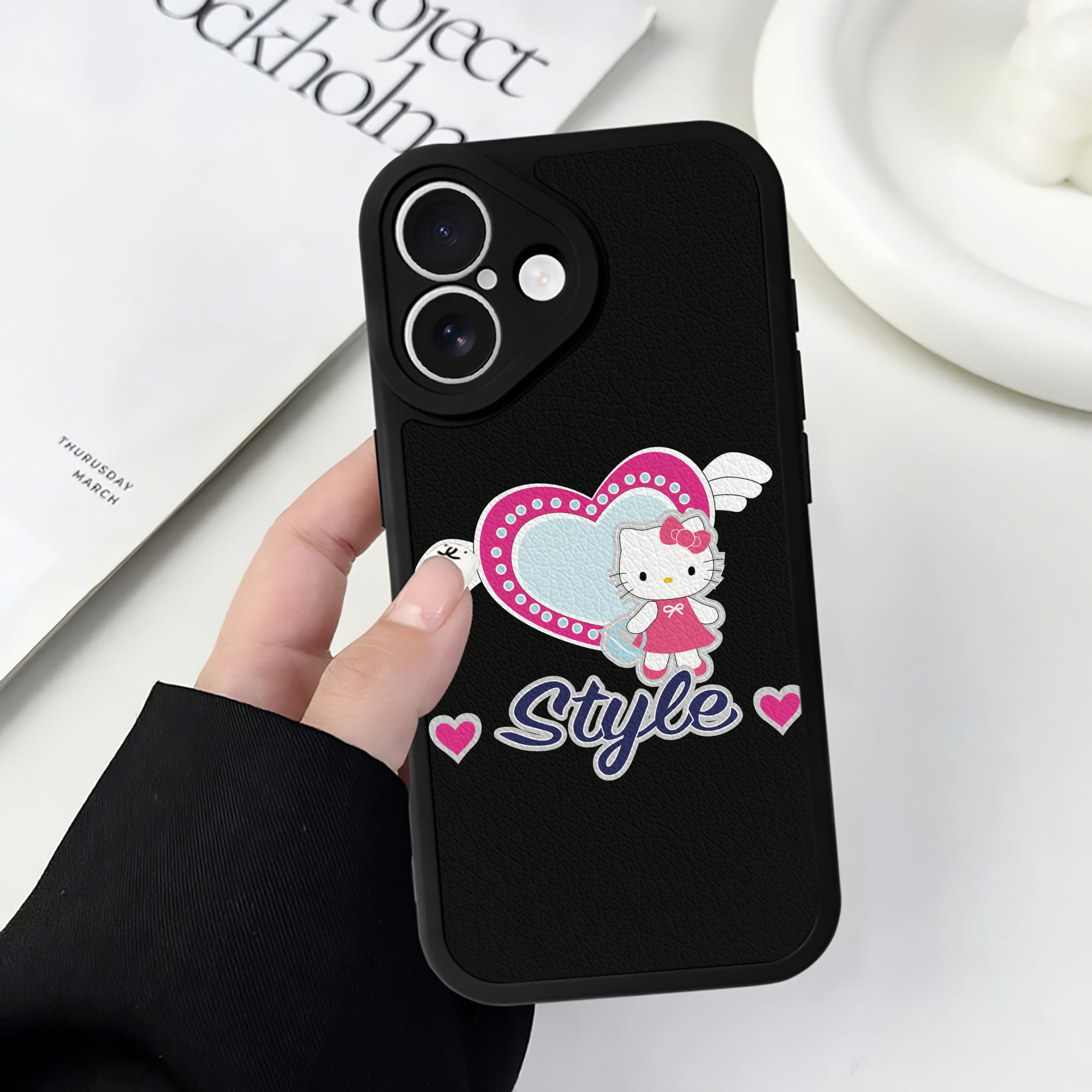 （画像用） Hello Kitty ハローキティ 【iPhone 16シリーズ対応】シリコンスマホケース（レザー調） 材質：シリコン